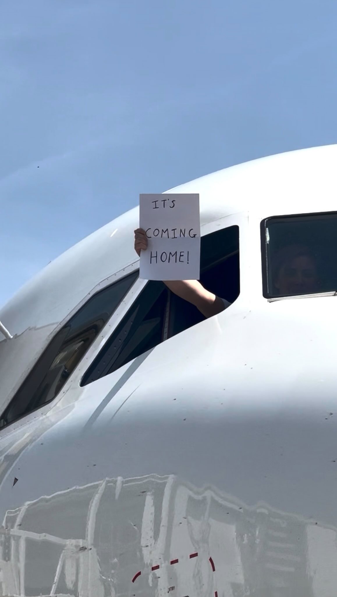 英國航空 IG Reel：機師從駕駛艙探頭手拿 IT'S COMING HOME!