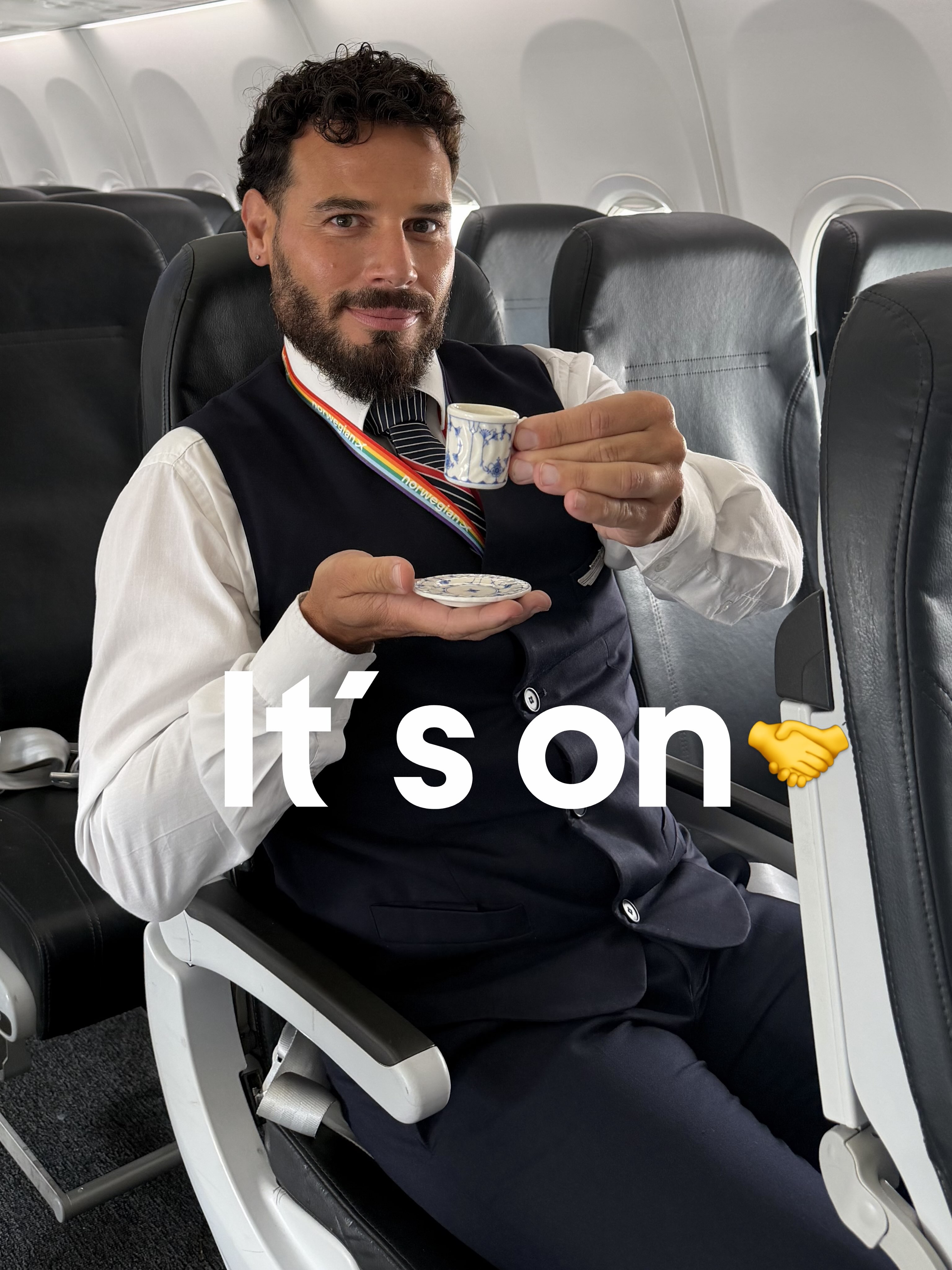 挪威航空 IG 貼文：空少拿英式茶杯 It's on
